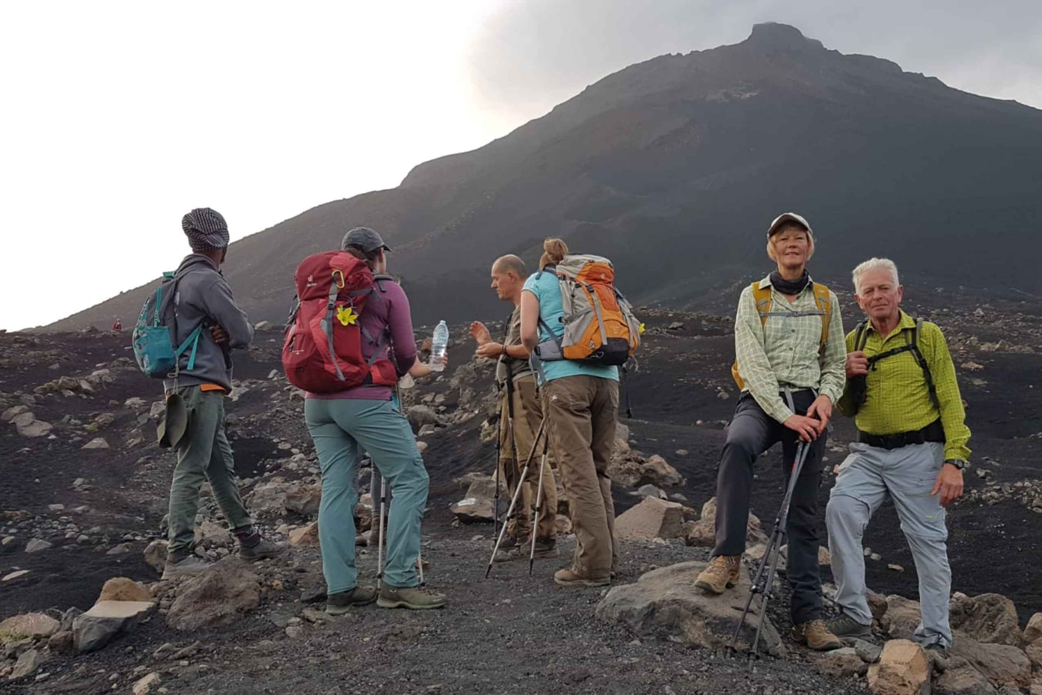 Aventura definitiva no Fogo: Caminhada no Vulcão Pico Grande, 2826 m