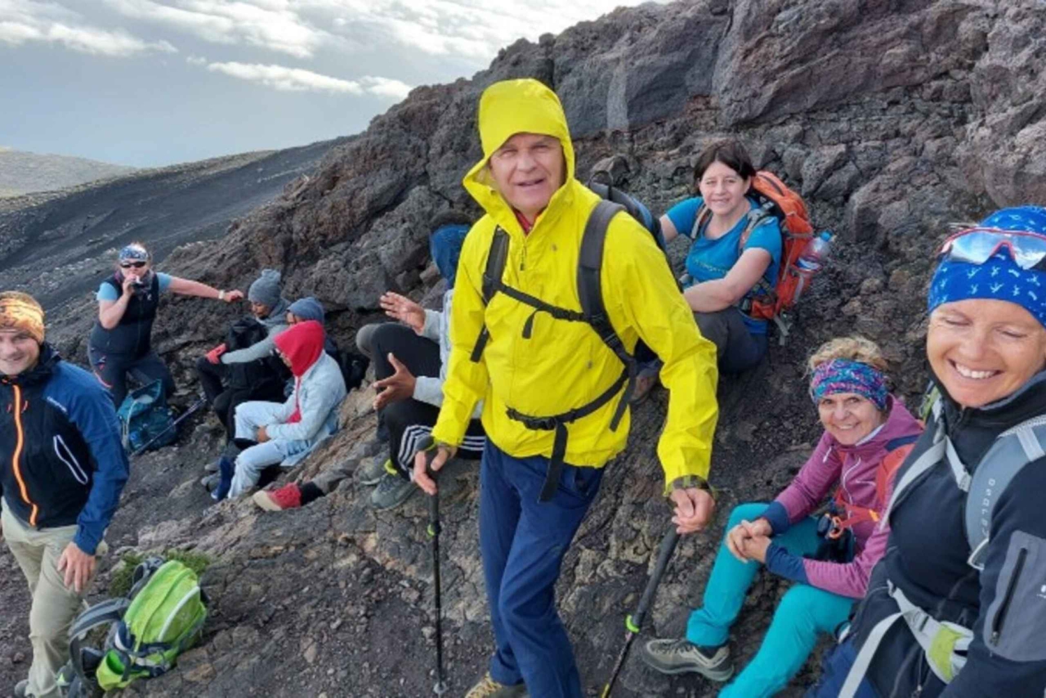 Aventura definitiva no Fogo: Caminhada no Vulcão Pico Grande, 2826 m