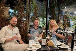 Prova de vinhos albaneses na cidade de Durres