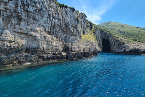 Båttur i Vlorë: Sazan-øya, Haxhi Ali-hulen og Karaburun