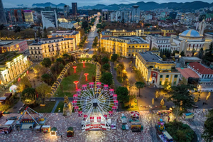 Desde Durres/Golem: visita guiada a la ciudad de Tirana (día/noche)