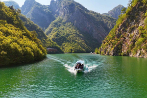 Da Scutari: tour in barca sul fiume Shala e sul lago di Koman