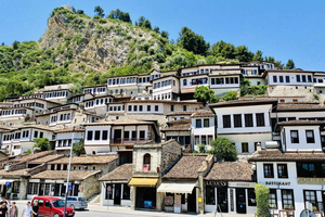 Fra Tirana: Dagstur til Berat, Belshi-sjøen og vinprovning