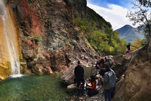 Esperienza di un giorno: escursione alla cascata e poligono di tiro