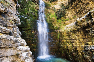 A partir de Tirana/Durres: Excursão de um dia: Holta Canyon/Banja/Lago Belshi