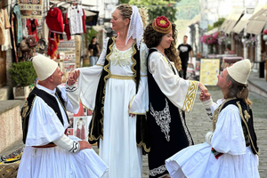 Tiranasta Gjirokasteriin: päiväretki lumoavassa kaupungissa