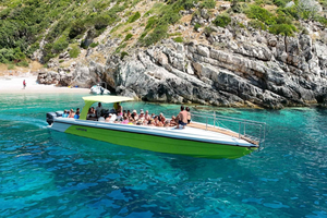Desde Tirana: tour en lancha motora por la bahía de Vlora con DJ y paradas para nadar
