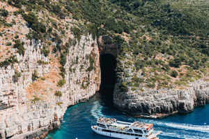 Desde Tirana/Durres/Golem: Crucero diario en Sazan y Karaburun
