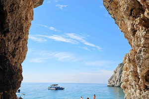 Himare : sortie en bateau avec snorkeling et sports nautiques