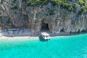 Himara: Excursão de Catamarã com Paradas na Praia