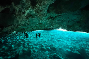 Himara: tour in motoscafo di lusso alla baia di Grama e alla Grotta Blu