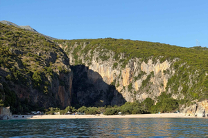 Himara: Excursão em Grupos Pequenos à Gruta dos Piratas e Grutas Marinhas Secretas