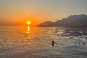 Himara: tour en barco al atardecer, con música, natación y paradas para hacer esnórquel