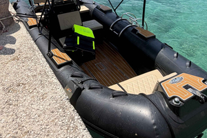 Himarë : location de bateau sans équipage (40 CV)