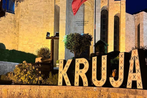 Kruja de noche: tour por el castillo y el bazar desde Durres/Golem