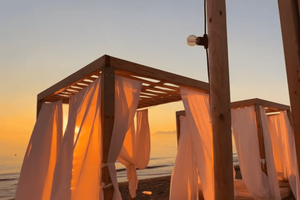 VIP-шезлонг в баре Malmö Beach с коктейлем и гидроциклом
