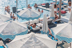 Латиноамериканская вечеринка у бассейна в Mulino Beach