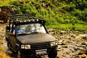 Permet: Vjosa Valley Jeep Tour, Leusa kirke og varm kilde