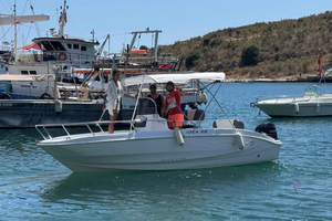 Saranda: Magisk båtutleie med kjøleboks og solskjerm