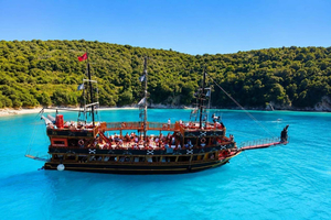 Saranda: paseo en barco VIP Pashaj con fiesta de la espuma