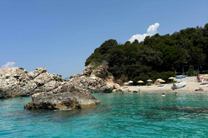 Saranda: tour in barca a 7 destinazioni. Drink e ombrellone gratis
