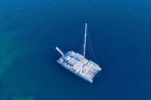 Sarandë: Excursión en catamarán a Krorez y la playa de Kakome con almuerzo