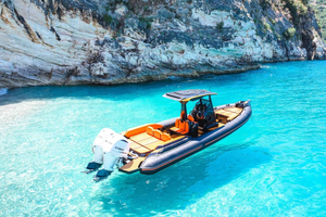 Lancha motora, bebidas gratuitas y sombrilla gratis en la playa de Krorez
