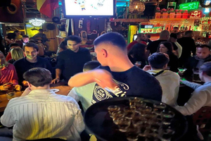 Tirana: Visita guiada a bares con chupitos de bienvenida