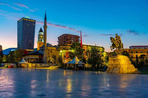 Tirana: tour nocturno privado