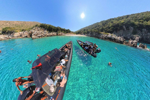 Vlore: tour en lancha motora con bebidas y paradas para nadar
