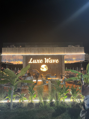 Luxe wave beach bar
