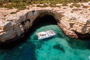 Albufeira: grotte in catamarano, nuotata e cibo