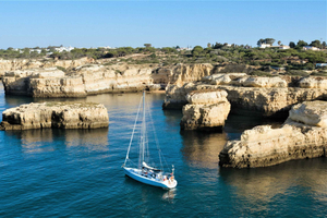 Albufeira: tour esclusivo in barca a vela a Benagil e gastronomia portoghese