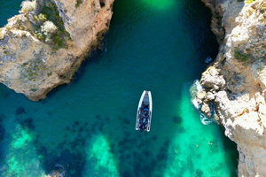 Excursion en bateau privé à la grotte de Benagil avec paddle, wakeboard et snorkeling.