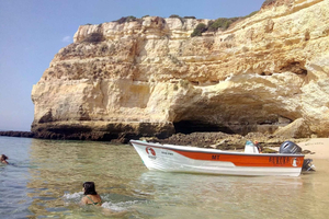 Desde Armação de Pêra: tour privado en barco por las cuevas y las playas