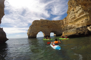 Excursion en kayak : explorez les grottes côtières de Benagil
