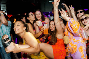 Tour de bares por Lagos: fiesta con bebidas, juegos y entrada VIP a discoteca