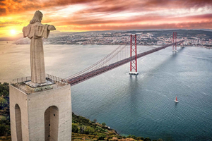 Lisbon: 7 Hills Electric Tuk-Tuk Tour with Certified Guide