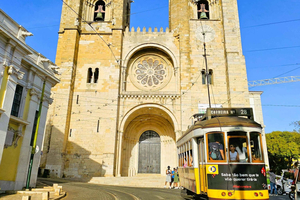 Lisbon: Guided Tuk-Tuk Tour Alfama and history 90 min