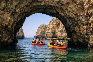 Excursión familiar en barco y kayak por Ponta da Piedade