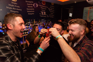 Portimão: tour serale con 6 drink, giochi e ingresso VIP a un club