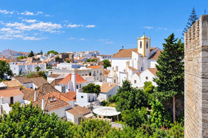 Omvisning til fots i Tavira med tapas og vin + fadoshow som tillegg