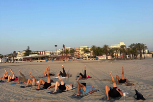 clase de YOGA EN LA PLAYA en la Playa del Postiguet (inglés)