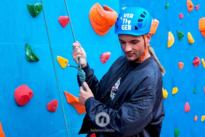 Clase de escalada en el rocódromo de Novelda
