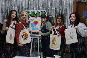 taller artístico para crear tu propia bolsa de tela