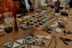 Jewelry workshop with unlimited wine - Alicante
