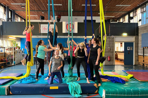 Amsterdã: Aula de Aerial Silks para Iniciantes com Profissional