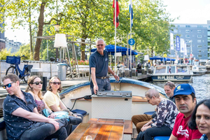 Amsterdam: 75 minute Open Boat Canal Cruise with Live Guide