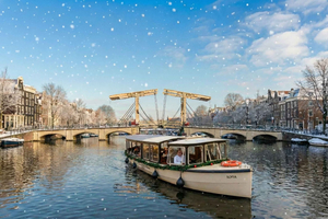 Amsterdam: 90 Min Small Group Canal Cruise and Local Guide!