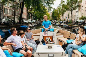 Amsterdam: Risteily kanavalla avoimella veneellä ja juomavaihtoehto.
